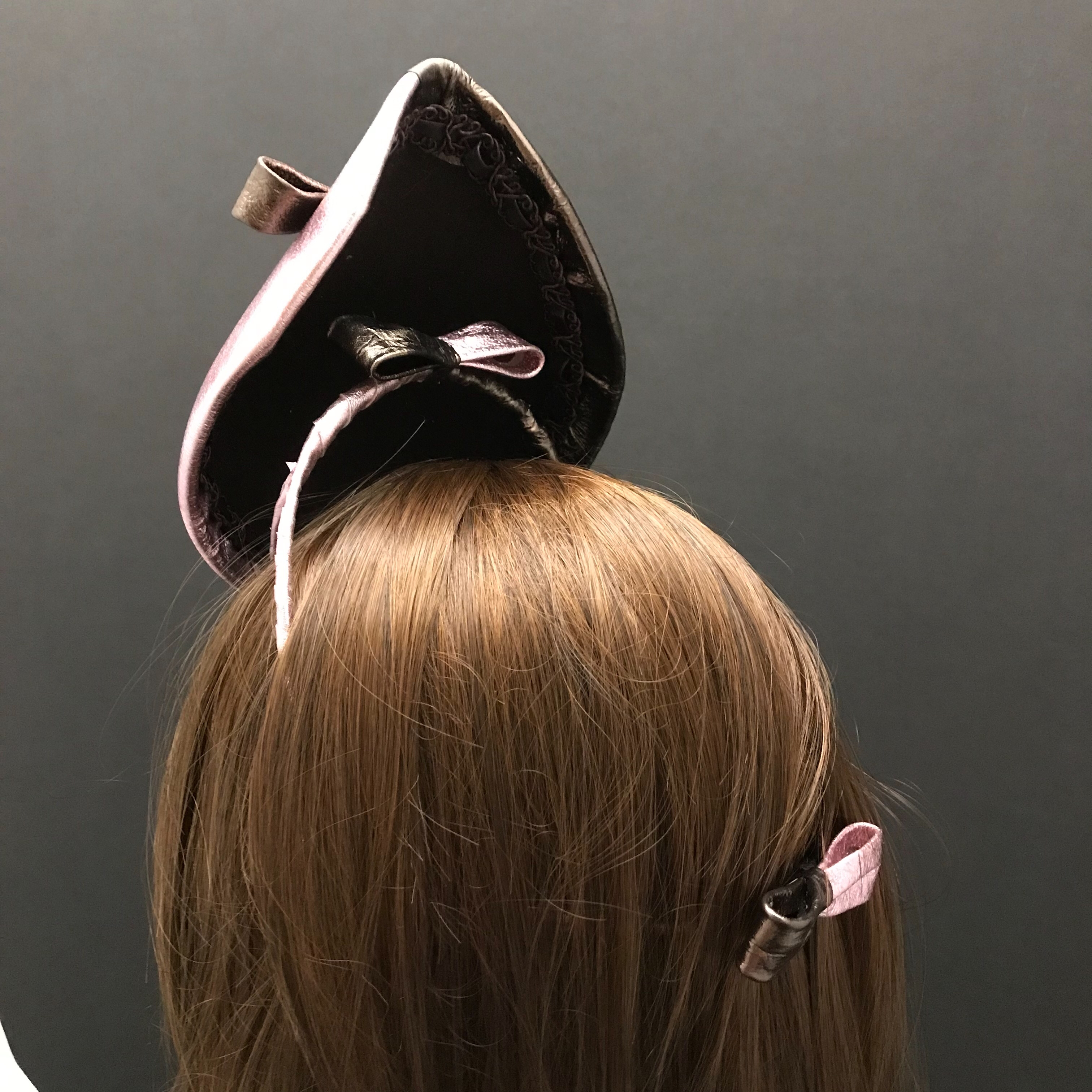 Yin and yang - leather fascinator - Image 3