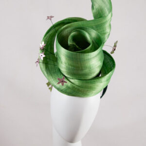 FLUID – Light green derby top-hat fascinator